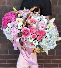 Композиция солнечный день в Артёмовском Иркутской области Цветочная композиция из Розы, Хризантемы, Пионы и Лизиантусы в корзине в Артёмовском Иркутской области