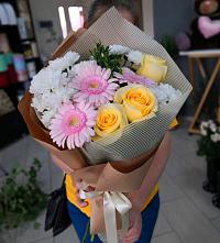 Букет цветов из:  Герберы, Розы и Хризантемы в Артёмовском Иркутской области